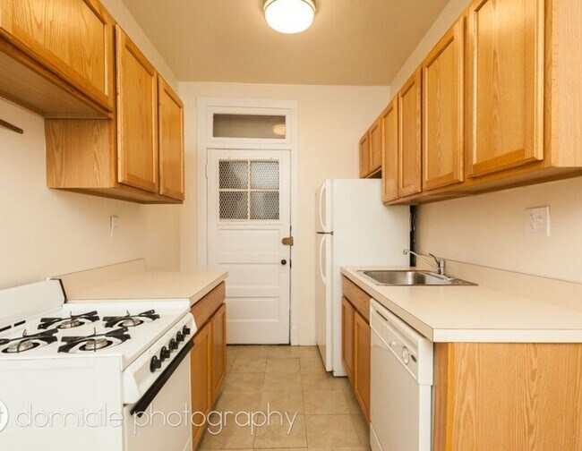 Building Photo - 905 W Altgeld St