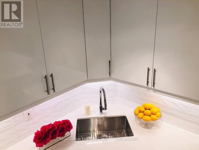 Photo du bâtiment - 2185 Marine Dr