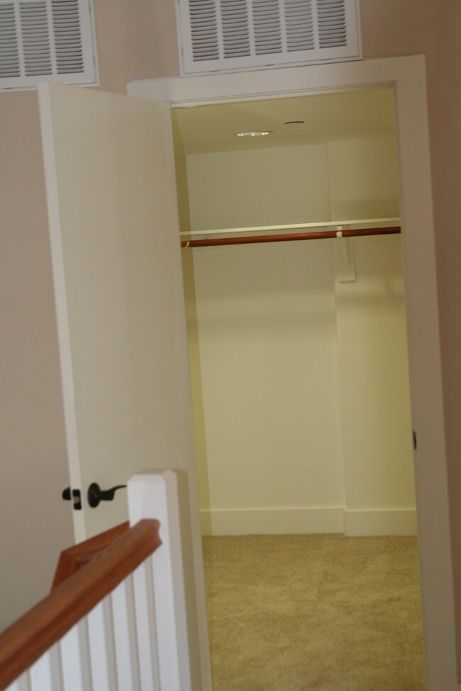 Foto del edificio - 140 N Vermont Ave