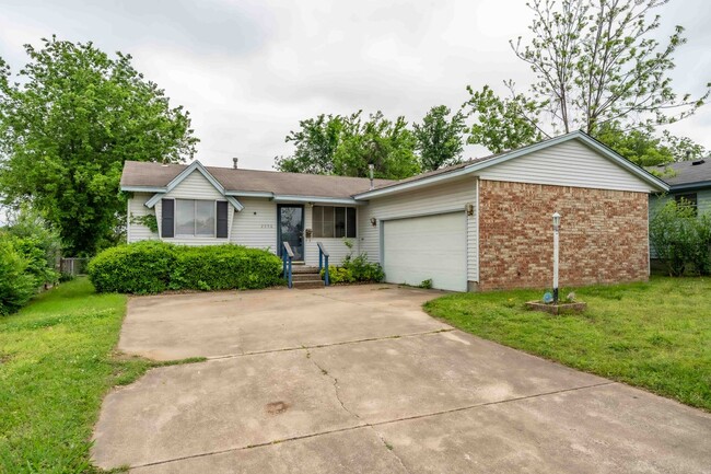 Building Photo - 3 bed/ 1 bath!