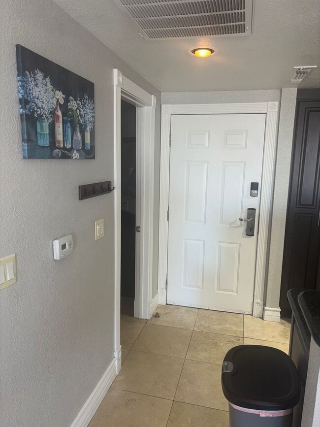 Building Photo - Meridian 1 Bed | 1 Bath Top-Floor Unit with Great City Views.Newly Upgraded with Laminate Floorin...