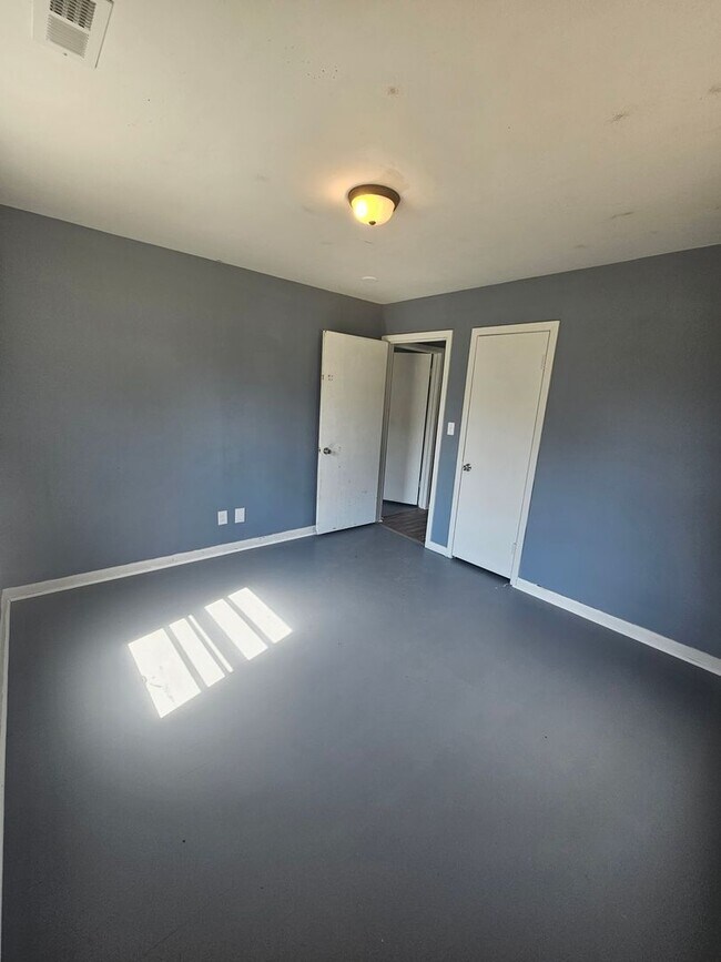Building Photo - Spacious 4 bed 1 bath rental home - comple...