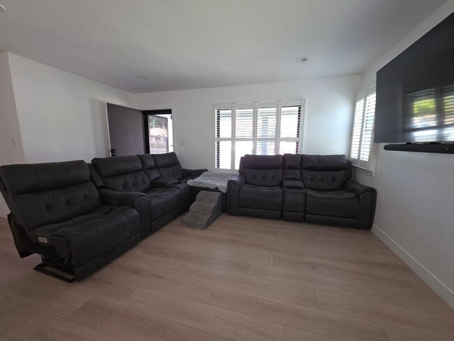 Building Photo - Refined Single-Family Living in Prime Azusa Location