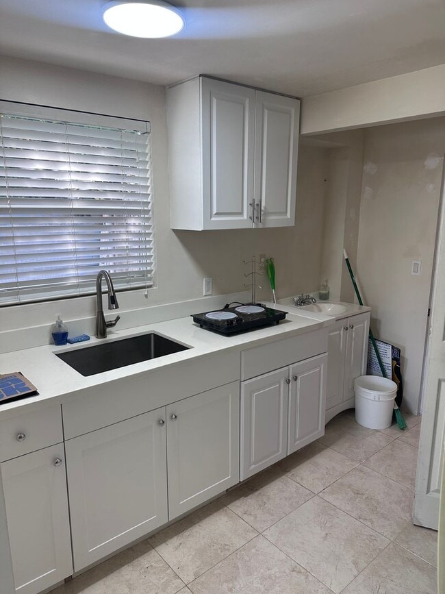 Building Photo - Studio in North Miami Beach Includes Utili...