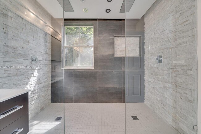 Foto del edificio - 720 Falling Water Rd