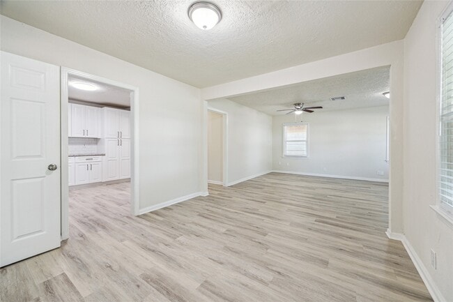 Building Photo - 2511 Evergreen Dr