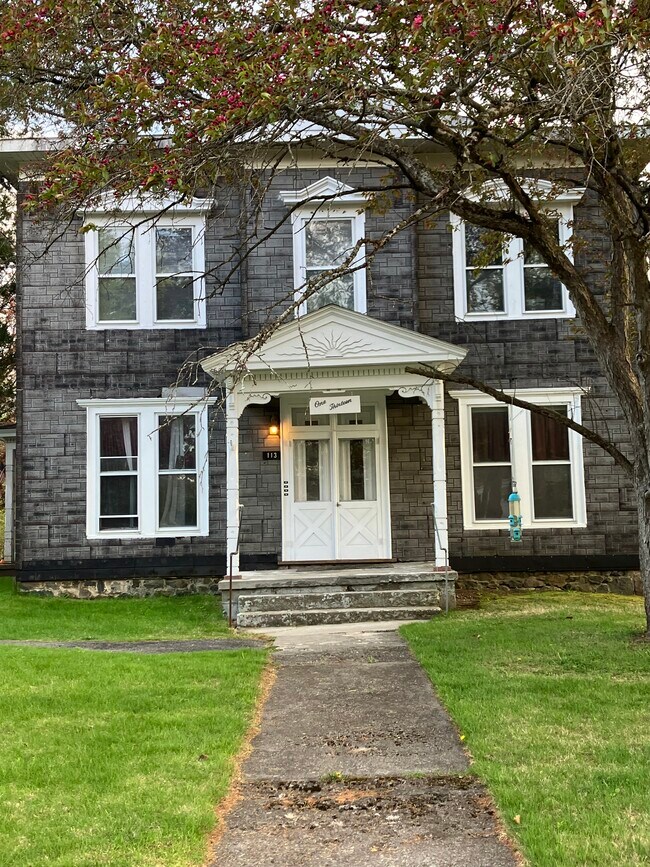 Foto del edificio - 113 Lake Hill Rd