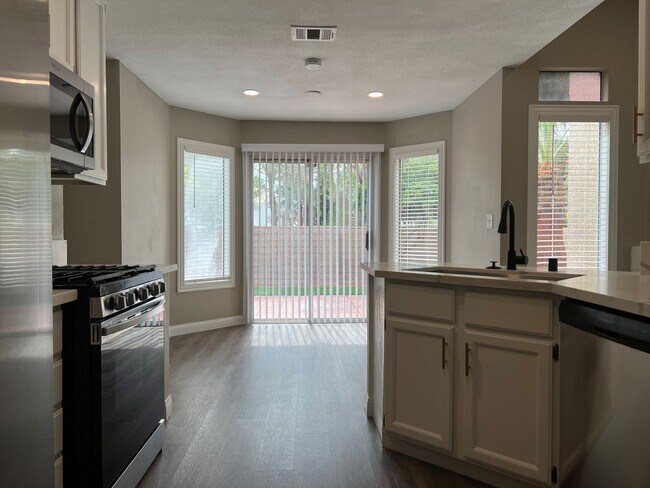 Building Photo - COMING SOON!!  IN THE LAKES!!! SINGLE STOR...