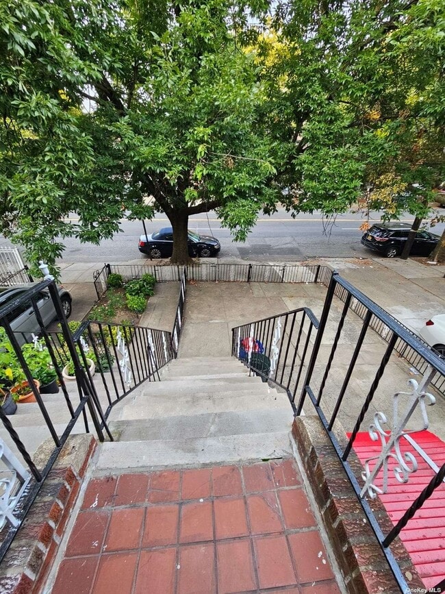 Building Photo - 566 E 80th St