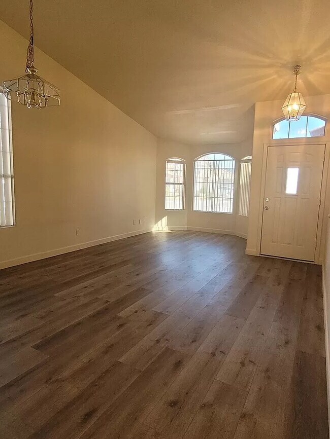 Building Photo - Stunning 4-bedroom 2.5 bath home