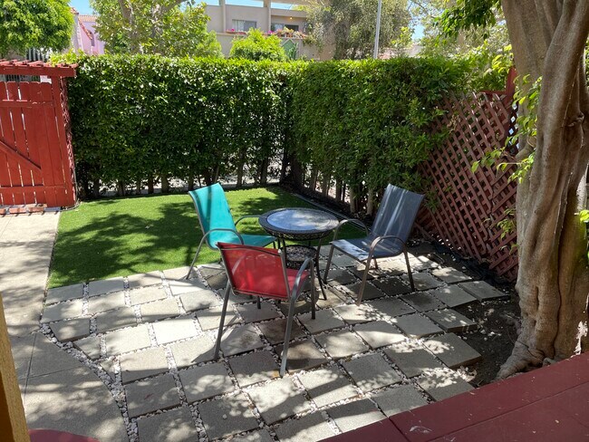 Patio - 849 N Sycamore Ave