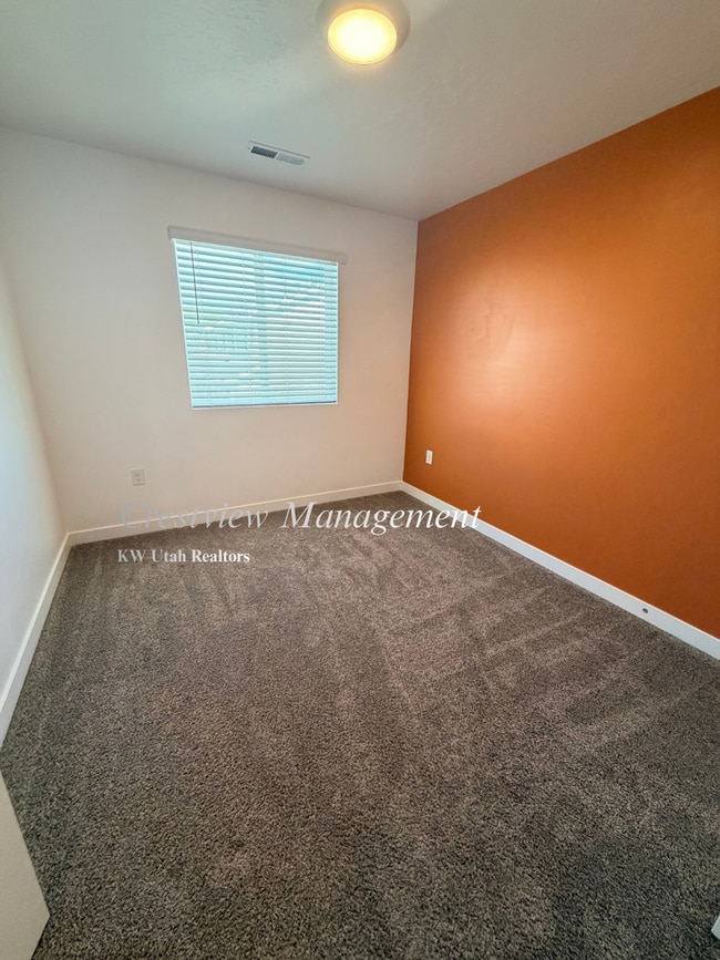 Building Photo - Beautifully Maintained Townhouse in a Prime Location