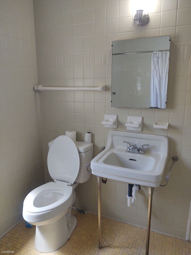 Foto del edificio - 3 br, 1 bath Triplex - 633 4th Street D