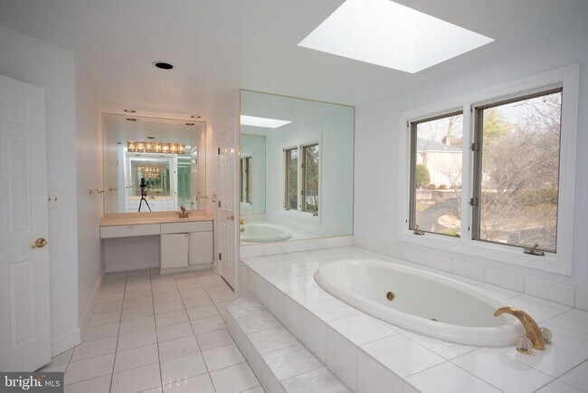 Foto del edificio - 9700 Grenadier Ct