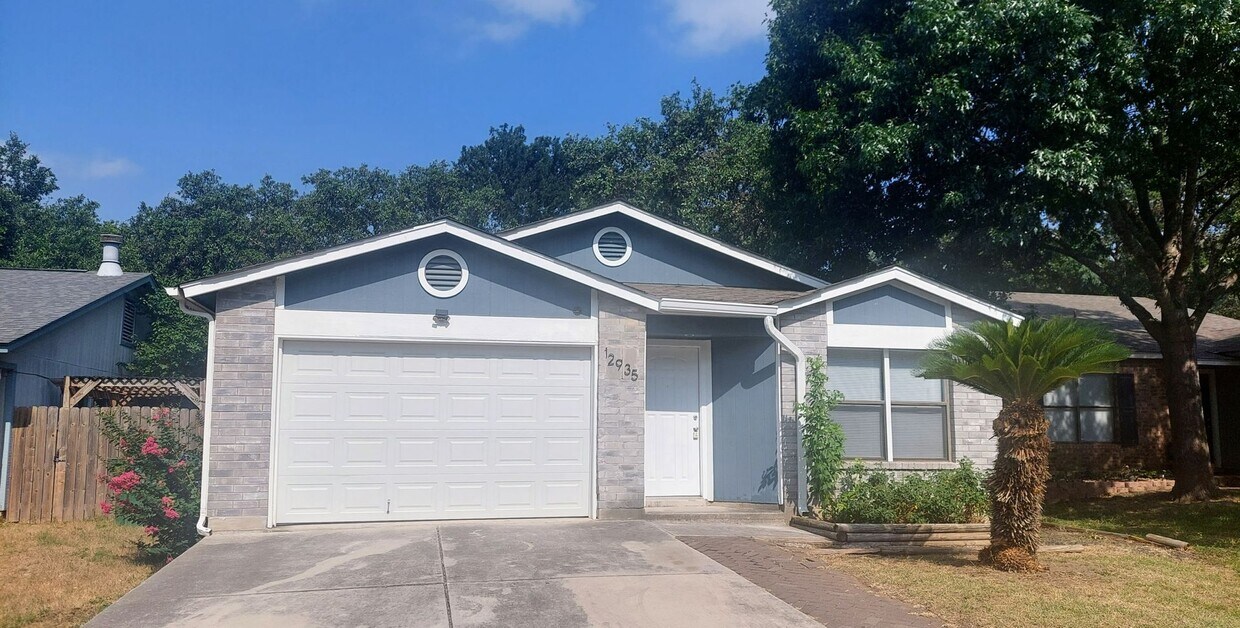 Primary Photo - Hunters Chase Charming 3 Bedroom Single St...