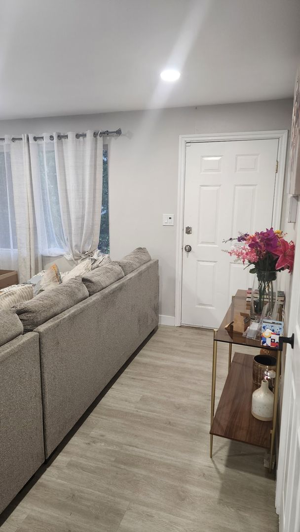 Foto del edificio - Renovated 4-Bedroom Single-Level Home in Quiet Kent Central Location