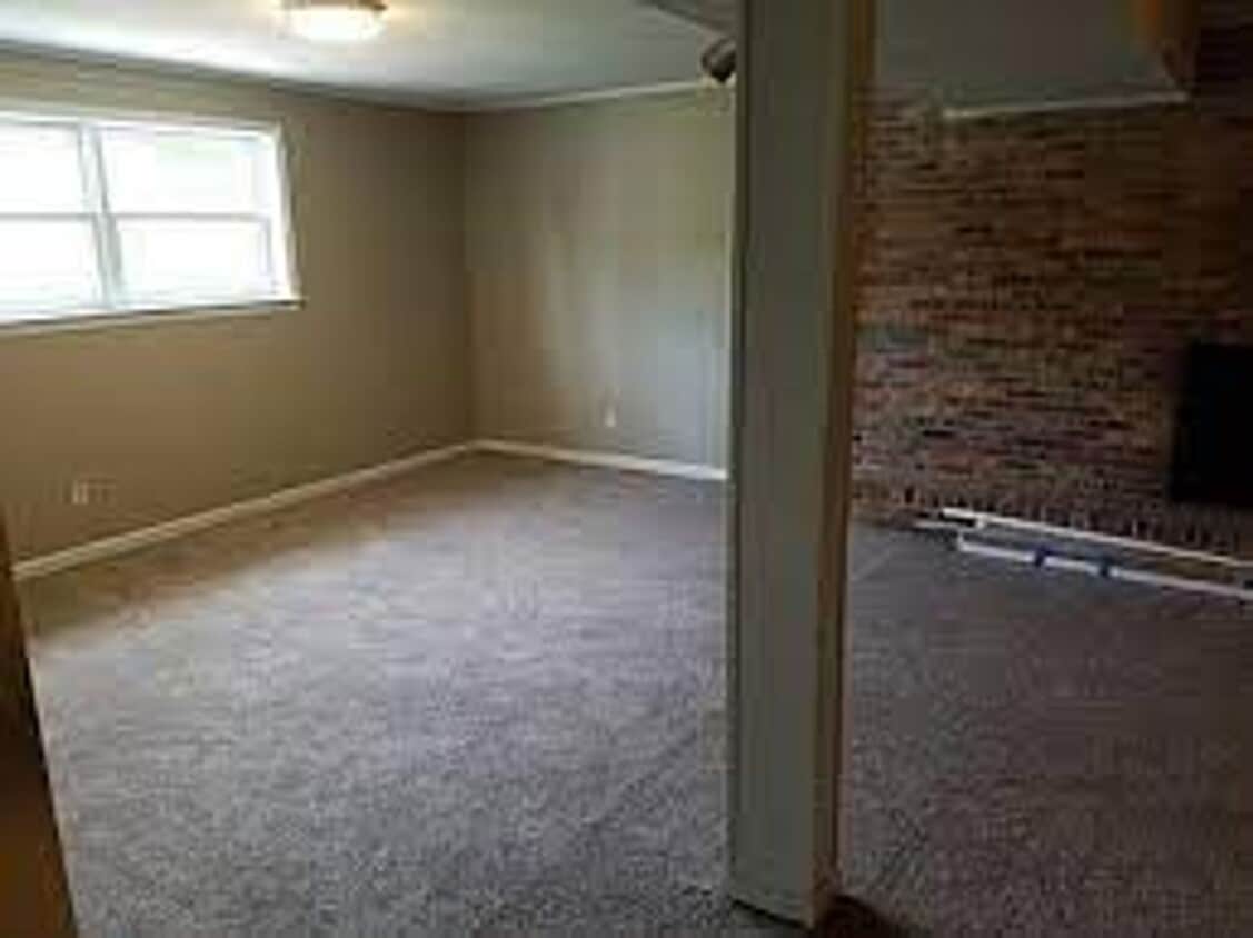 Primary Photo - Large 4 bedroom 3 bathroom house in the he...