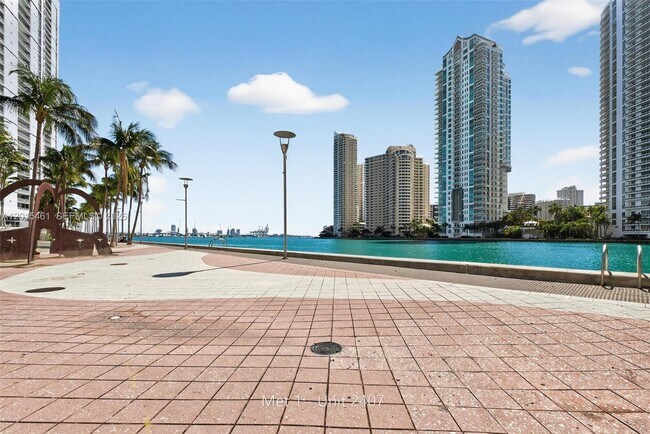 Building Photo - 300 S Biscayne Blvd