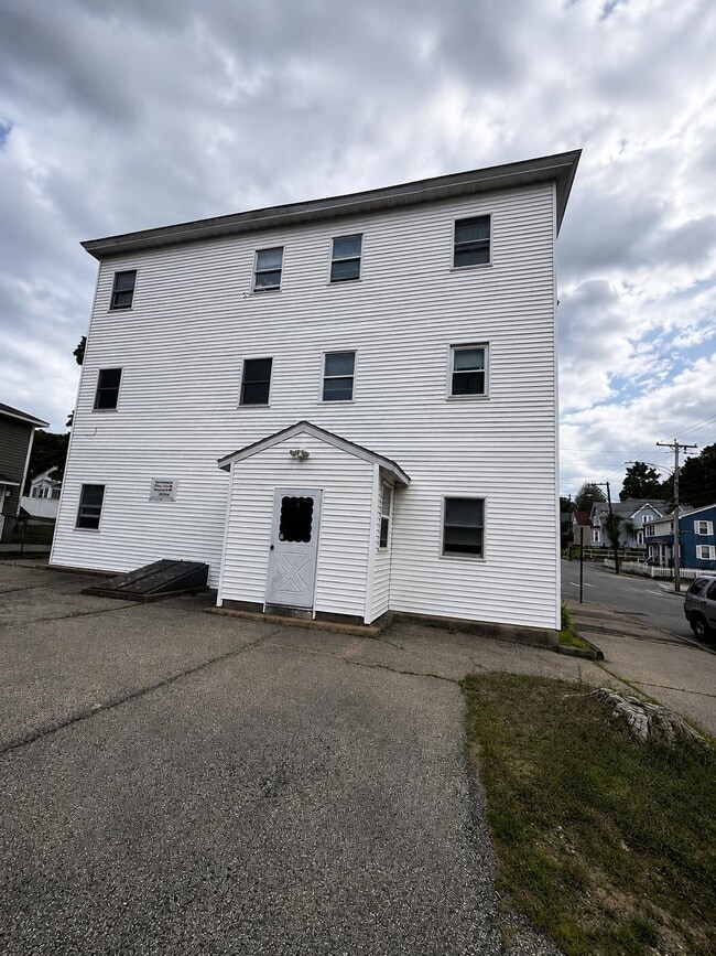 Building Photo - 564 Lake Ave