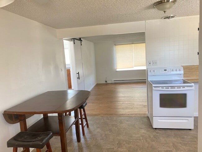 Building Photo - Home w/ Detached Garage For Rent!