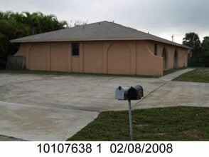 Building Photo - 614 SW 47th St