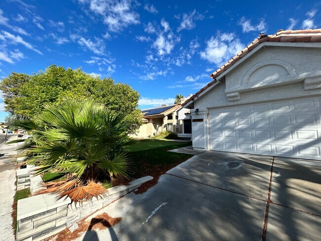 Foto del edificio - STUNNING 4 BEDROOM 3 BATH, 2 STORY HOME WI...