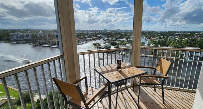 Foto del edificio - 299 N Riverside Dr