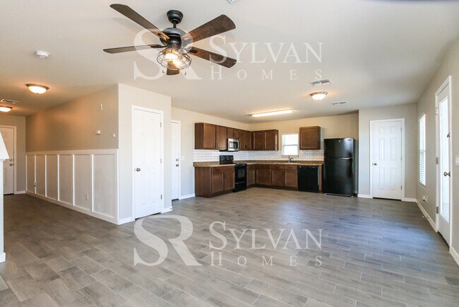 Building Photo - Spacious 3BR 2.5BA Home