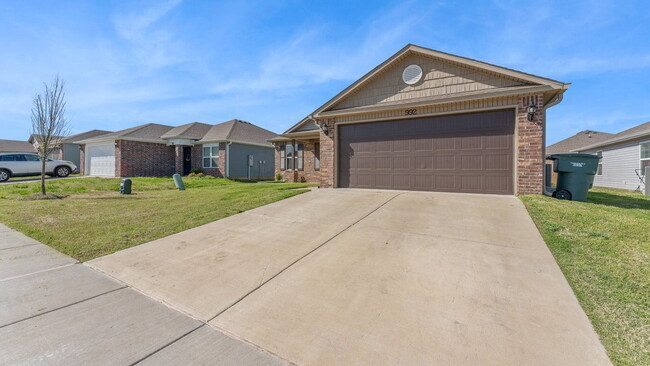 Building Photo - "Homey 3-Bed Oasis with Granite Elegance o...