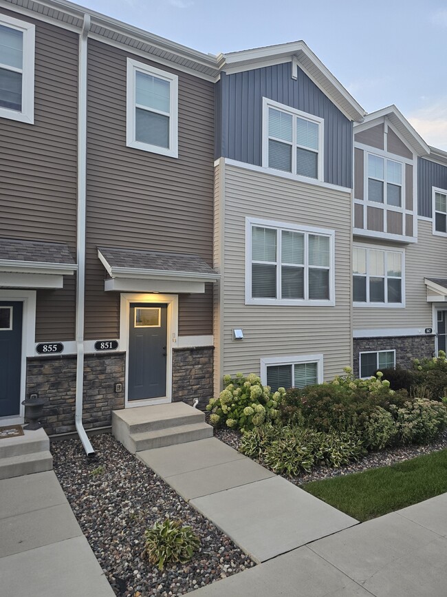 Building Photo - 851 Roselyn Dr