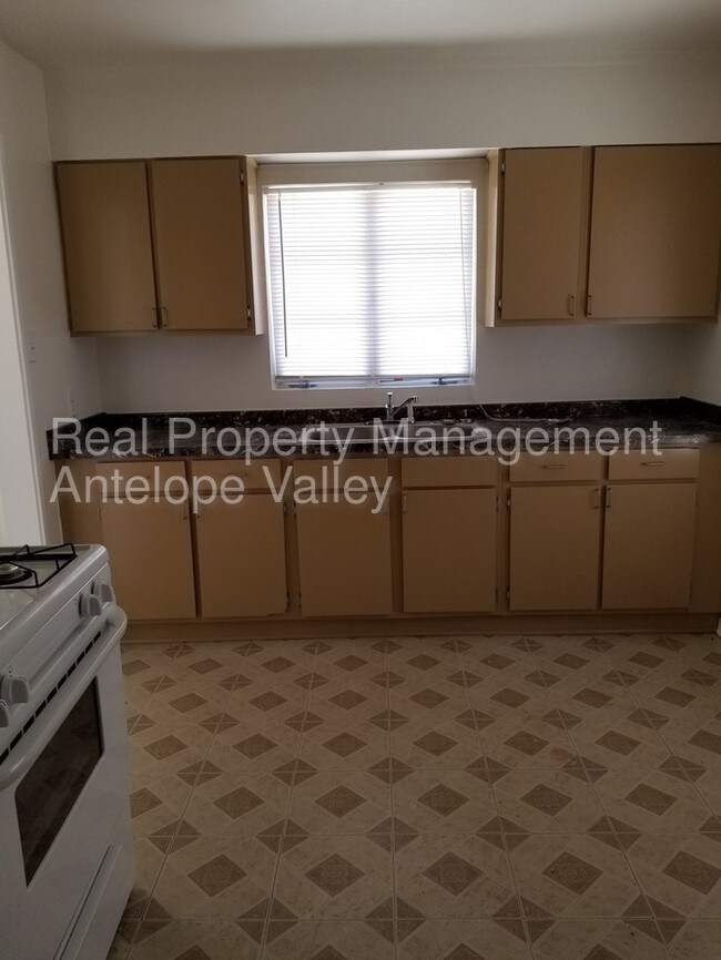 Building Photo - Cute 1 bed, bonus room, 1 bath in Rosamond