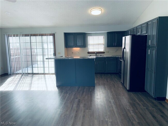 Building Photo - 1501 Oak Bluff Cir NE