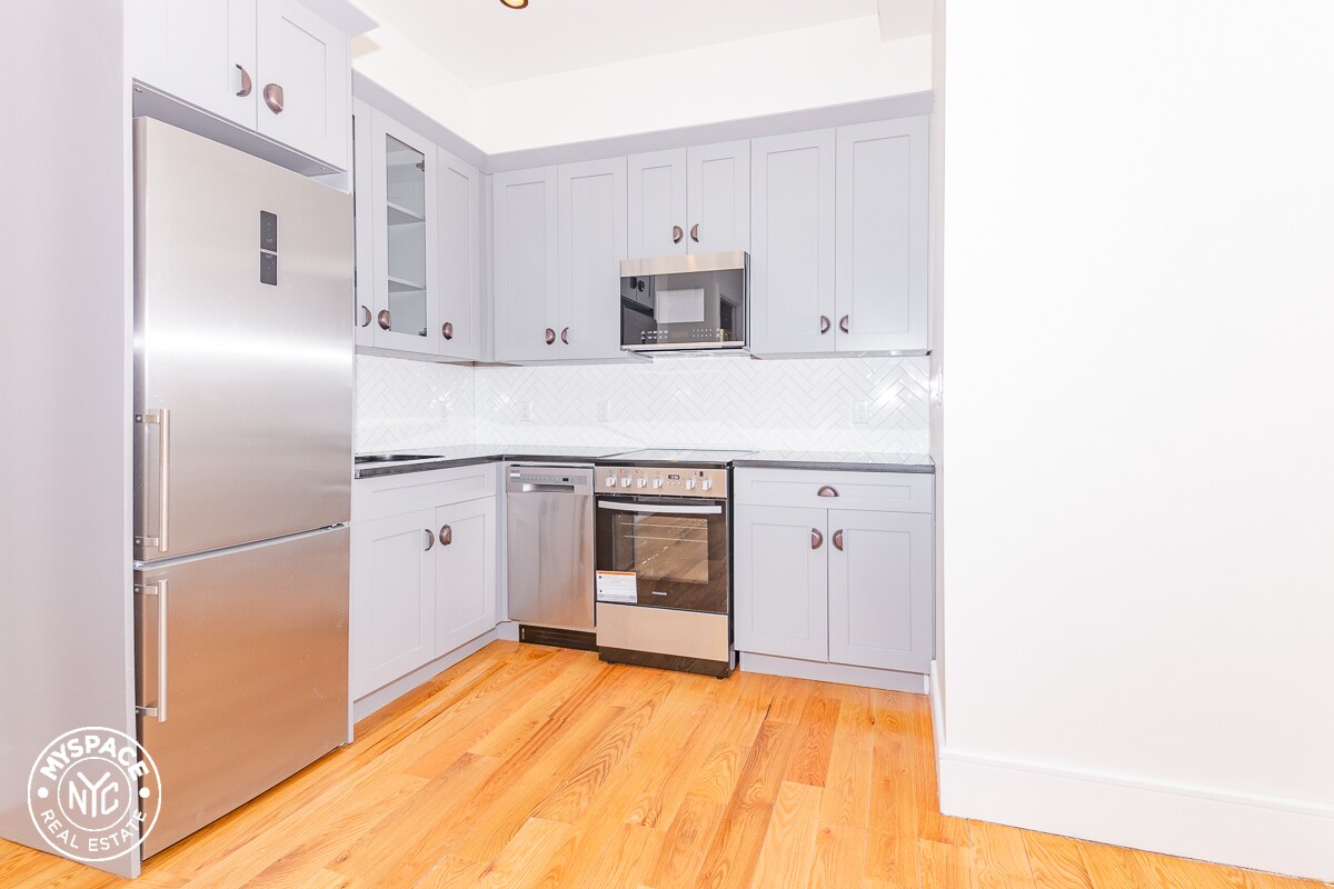 Primary Photo - 232 Tompkins Ave