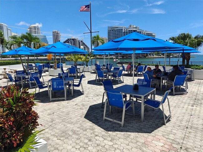Foto del edificio - 999 Brickell Bay Dr