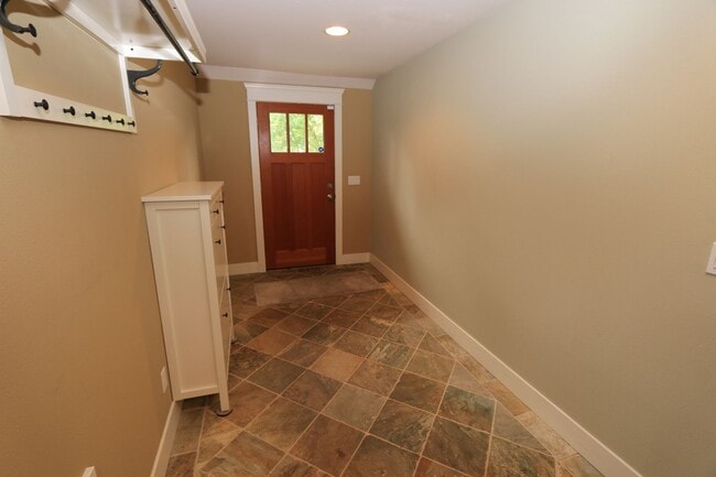 Building Photo - Wallingford 3bd/3.5ba, Vaulted Ceilings, G...