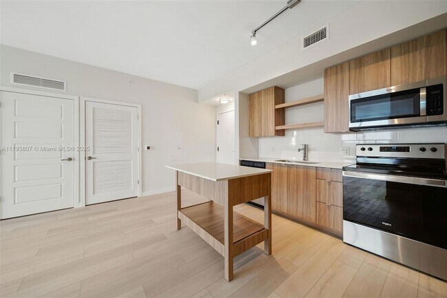 Foto del edificio - 555 NE 8th St