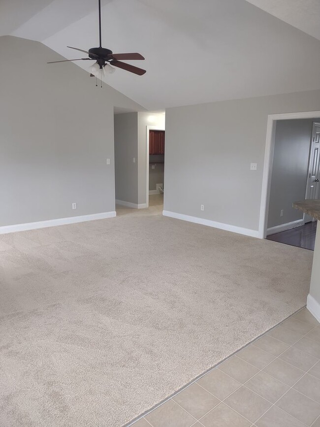 Building Photo - Bonus Room!