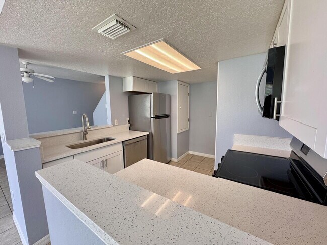 Foto del edificio - For Rent – Recently Renovated 3 Bed / 2 Ba...