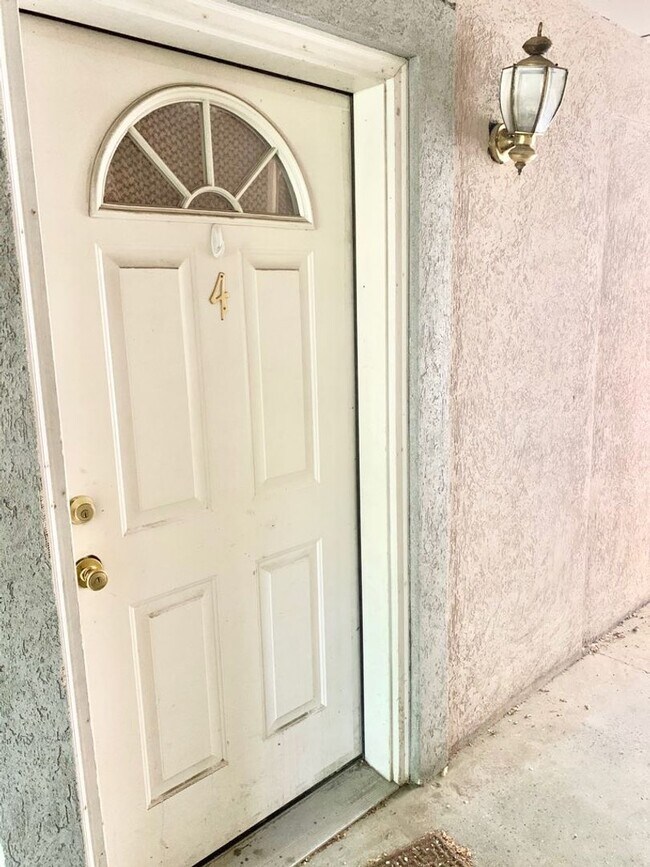 Foto del edificio - 816 S College Ave