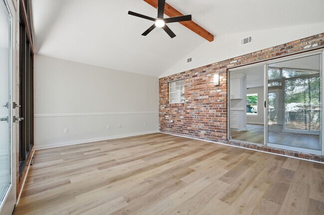 Foto del edificio - All Brick Home & Large Yard in Niceville!