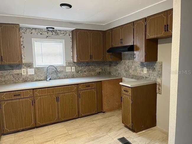 Foto del edificio - 15435 Lakeshore Villa St