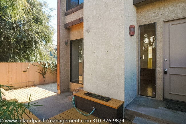 Foto del edificio - Private Rear Corner Townhome with Patio an...