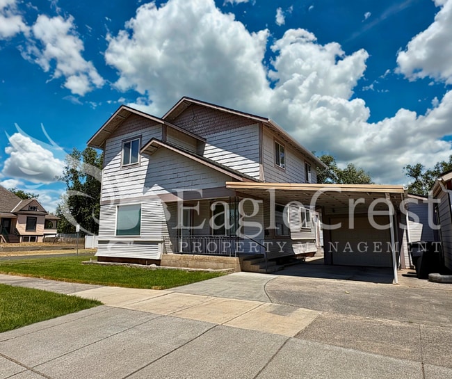 Building Photo - Spacious 3-Bedroom, 2-Bath Home on a Corner Lot-Students Encouraged To Apply