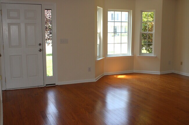 Building Photo - 305 Valley Glen Dr