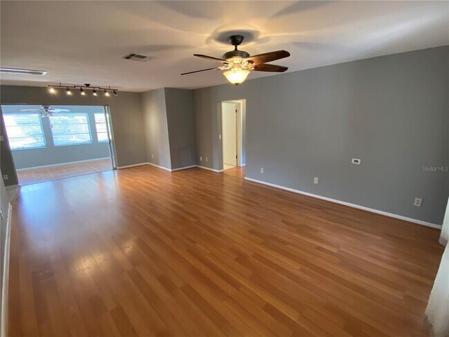 Building Photo - 950 Lakewood Dr