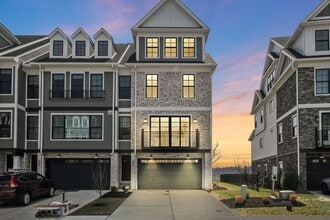 Building Photo - 3010 Greeneview Ln