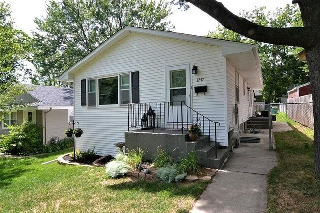Building Photo - Well-Located Home in Robbinsdale