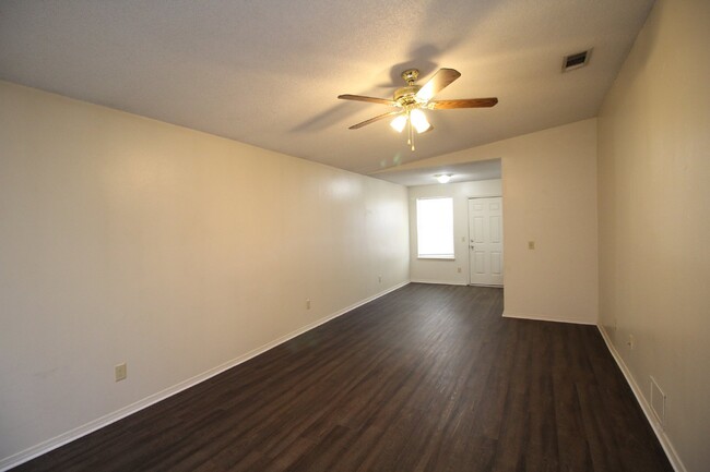 Foto del edificio - 3/2 brick with fenced backyard in SW Pensa...