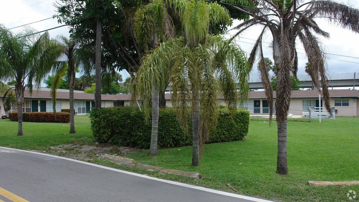 Building Photo - 6396-6400 Manor Ln