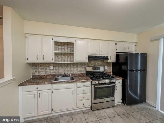 Building Photo - 38 Hopewell Ln